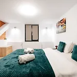 The Muse - Kronstadt Long Street Apartman