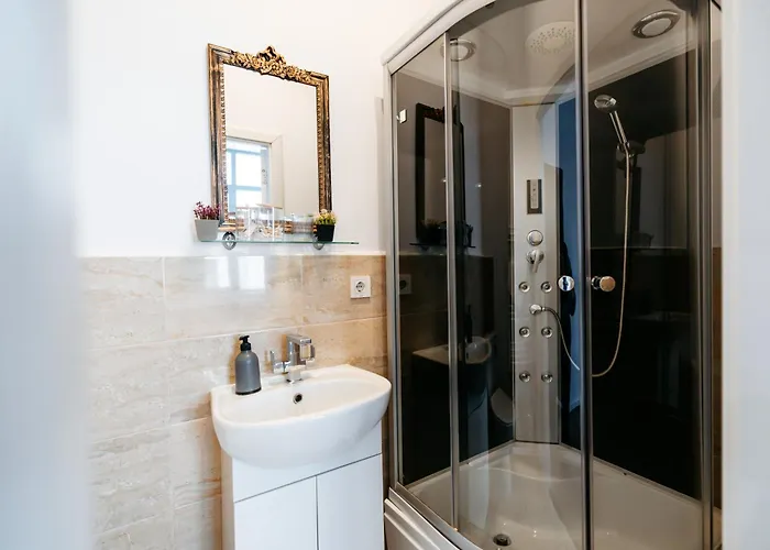 The Muse - Kronstadt Long Street * Brasov